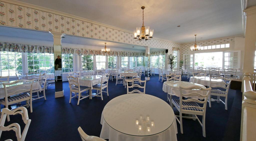 Colonial Inn Harbor Springs Exterior foto
